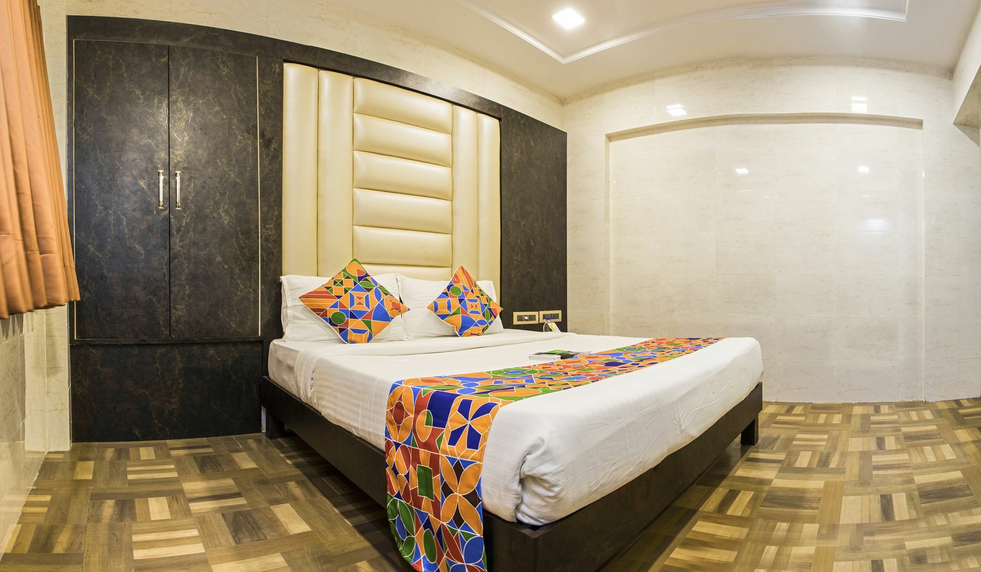 Vaccinated Staff - Oyo 22055 Dadar Residency Hotel Mumbai Bagian luar foto